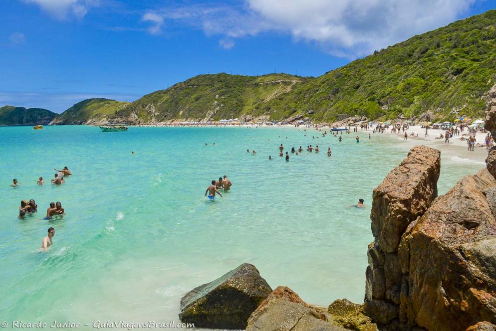 Imagem da orla da Praia Pontal do Atalaia.